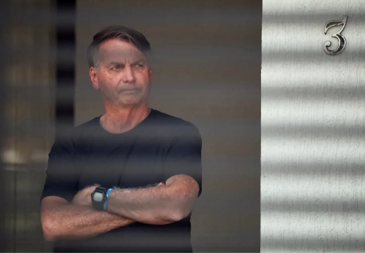 Moraes autoriza Bolsonaro a sair da prisão para cirurgia em hospital de Brasília