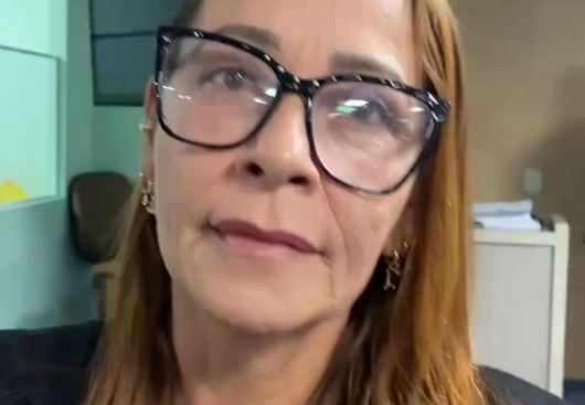 ANINHA CARDOSO COBRA E CRITICA  FALTA DE PAGAMENTO DO 13°  SALÁRIO AOS SERVIDORES