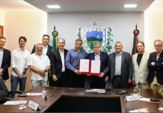 Governador João Azevedo assina decreto para venda direta de álcool das usinas para os postos e preços devem baixar, na Paraíba