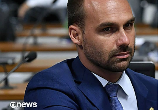 Polícia Federal determina 'retorno imediato' de Eduardo Bolsonaro ao cargo de escrivão que exercia antes de ser deputado federal