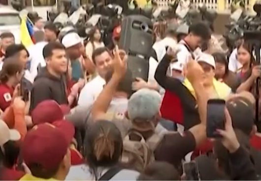 Venezuelanos que moram fora do país saem às ruas após captura de Maduro