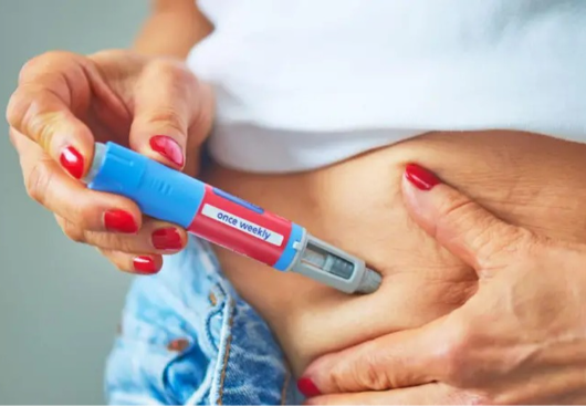 Quem para de usar canetas emagrecedoras ganha peso quatro vezes mais rápido do que quem faz dieta, diz estudo