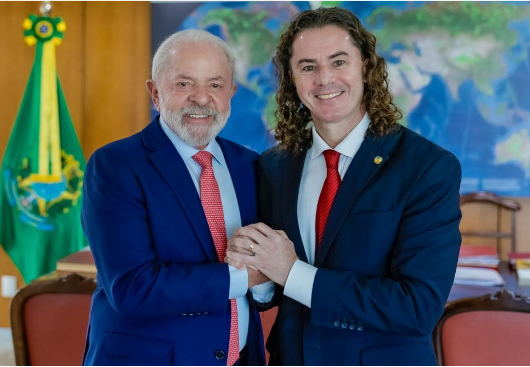 AO LADO DE LULA, VENEZIANO PARTICIPA DE ATO PELA DEMOCRACIA: PRESIDENTE REAFIRMA APOIO À REELEIÇÃO DO SENADOR  NAS ELEIÇÕES DE 2026