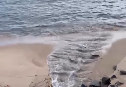 DENÚNCIA: SUSPEITA DE DESPEJO IRREGULAR DE ESGOTO NA PRAIA DO SEIXAS, EM João Pessoa