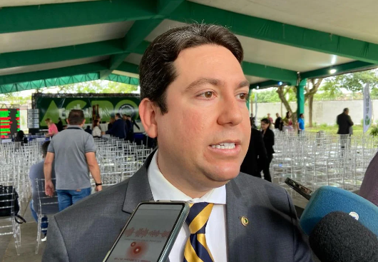 Veneziano oficializa convite para Felipe Leitão no MDB