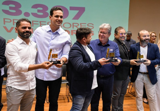 João Azevêdo entrega premiação a professores e escolas por avanços na aprendizagem