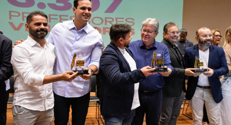 João Azevêdo entrega premiação a professores e escolas por avanços na aprendizagem