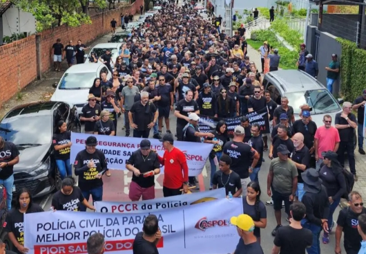 Policiais protestam em João Pessoa por melhores salários e criticam aumento concedido apenas a delegados