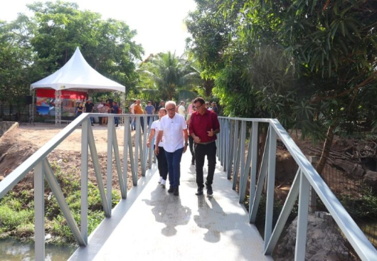 Cícero entrega passarela entre Oitizeiro e Cristo e amplia acessibilidade para moradores