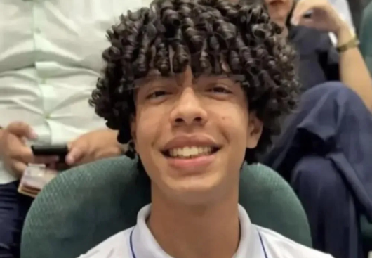 Filho de merendeira, jovem de 17 anos conquista 1º lugar em medicina na UFCG