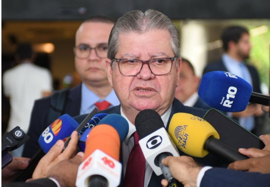 João Azevedo anuncia reajuste salarial linear para servidores do Estado