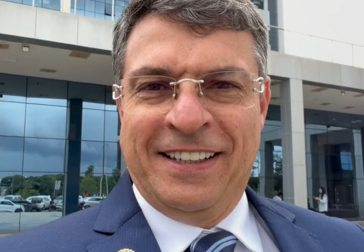 CABEDELO RECEBERÁ DOIS NOVOS ÔNIBUS ESCOLARES; VICTOR CASTELLIANO AGRADECE A VENEZIANO E DESTACA CONQUISTA PARA A EDUCAÇÃO