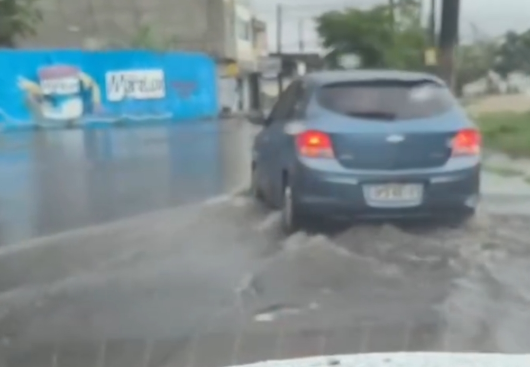 Moradores denunciam que Campina Grande não suporta sequer 10 minutos de chuva. Ruas ficam alagadas devido à falta de drenagem, com bueiros entupidos e ausência de limpeza por parte da gestão da Prefeitura — Ismael Lira