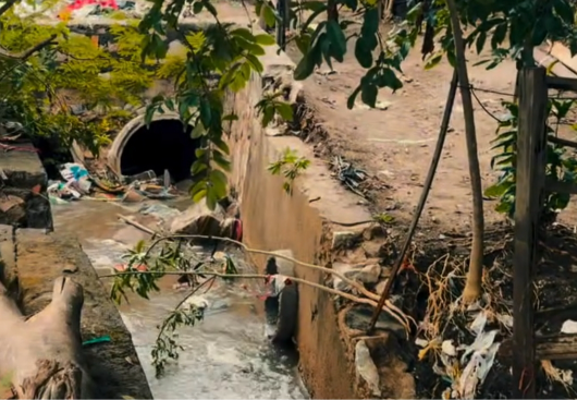 Uma cidade sem limpeza de canais, bueiros e sem drenagem!!!  De partir o coração: a caótica situação de abandono na gestão da Prefeitura de Campina Grande, que abandona os bairros carentes — Wellington Cobra