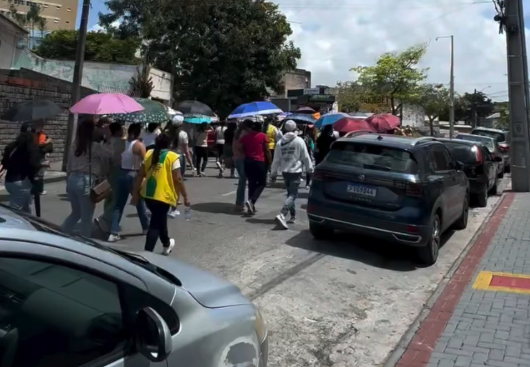 Uma cidade em caos financeiro: servidores da saúde fazem manifestação em bloco de carnaval para cobrar salários atrasados da Prefeitura de Campina Grande
