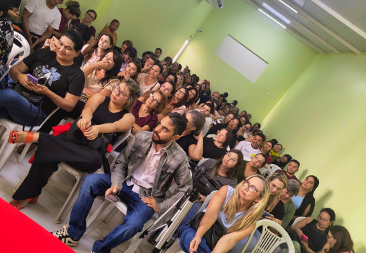 SERVIDORES DA SAÚDE APROVAM EM ASSEMBLEIA 1 DIA DE OCUPAÇÃO NO GABINETE DO PREFEITO