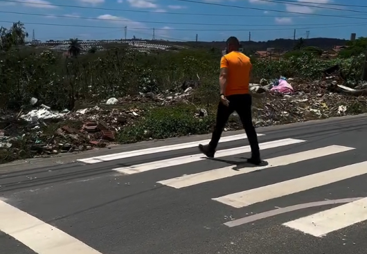 Surreal: Prefeitura de Campina Grande pinta faixa de trânsito levando os pedestres para dentro do lixo – Wellington cobra.