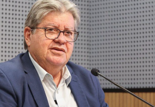 Contando os dias para deixar o governo, João Azevêdo faz entregas em João Pessoa