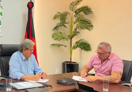 Julian Lemos oficializa filiação ao PSB após reunião com João Azevêdo