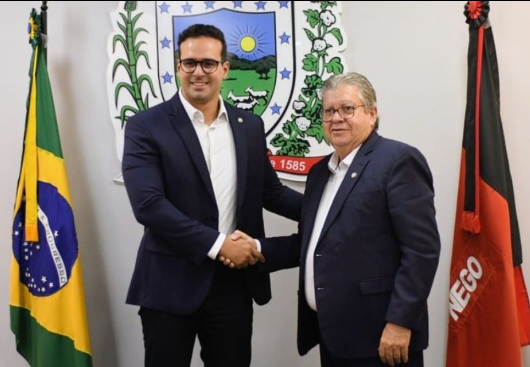 João Azevêdo transmite cargo a Lucas Ribeiro, que assume interinamente pela última vez