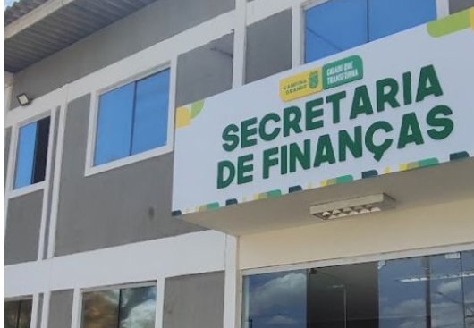Gestão da prefeitura de Campina Grande retém o dinheiro dos contracheques referente a empréstimos consignados e não repassa aos bancos, e os nomes dos servidores são negativados no sistema Serasa como devedores.