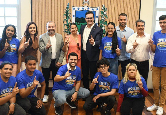 Lucas Ribeiro recebe aprovados no Sisu e reafirma compromisso do Governo com educação da PB