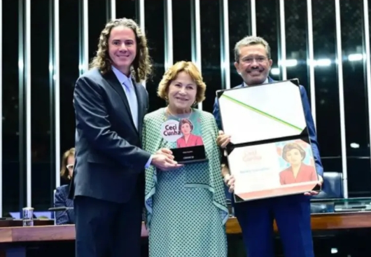 Nilda Gondim recebe a Comenda Ceci Cunha no Senado e Veneziano ressalta trabalho da Bancada Feminina na Casa