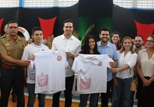 Lucas Ribeiro entrega kits escolares em CG e reforma de escola em Massaranduba