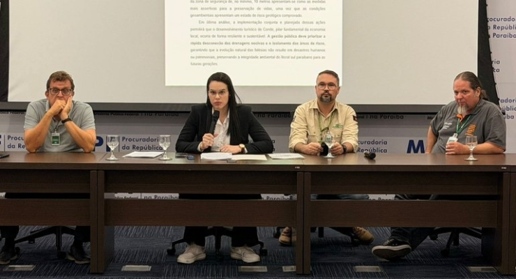 Governo da Paraíba discute diagnóstico de erosão das falésias de Carapibus