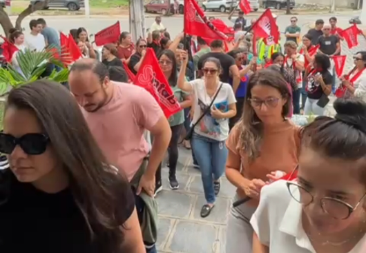 SERVIDORES DA SAÚDE REALIZAM ATO PÚBLICO NA SEFIN CONTRA O 15º MÊS CONSECUTIVO DE ATRASO SALARIAL; NOVA ASSEMBLEIA DIA 05/03