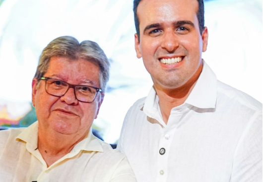 João Azevêdo deve renunciar ao Governo do Estado daqui a exatamente um mês e Lucas Ribeiro assume o cargo