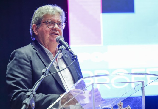 João Azevêdo empossa mil novos professores e destaca investimentos na Educação