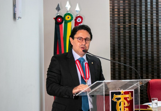 Leonardo Quintans recebe mais alta honraria do Tribunal de Contas do Estado