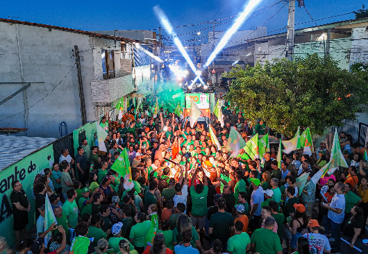 Edvaldo Neto faz história e leva milhares de pessoas ao Arrastão 70 no Recanto do Poço, em Cabedelo