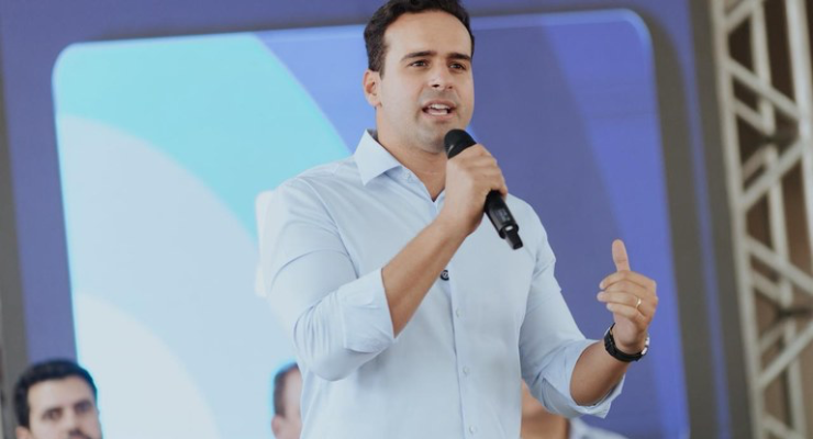 Lucas Ribeiro entrega kits escolares e inaugura sala do Amanhã Digital no Alto Sertão