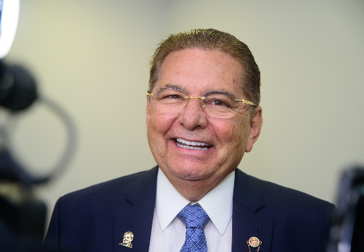 Adriano Galdino lidera pesquisa para Assembleia Legislativa e reforça força política na Paraíba