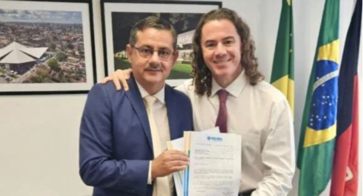 Boa Vista é contemplada com van para transporte de pacientes após articulação do prefeito com o senador Veneziano