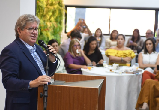 João Azevêdo prestigia lançamento de revista e destaca importância da gestão fiscal