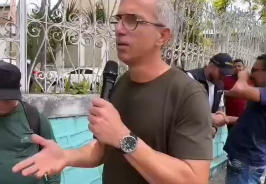 SINTAB E TERCEIRIZADOS DENUNCIAM SALÁRIOS ATRASADOS E REALIZAM ATO EM FRENTE AO GABINETE DO PREFEITO - PMCG AGE COM MUDANÇAS ADMINISTRATIVAS E PREVÊ EQUILÍBRIO FINANCEIRO NAS PRÓXIMAS SEMANAS