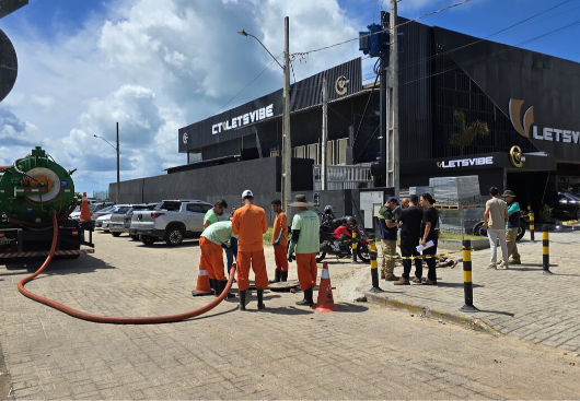 Academia é multada e interditada por despejo de esgoto na Praia do Bessa, em João Pessoa