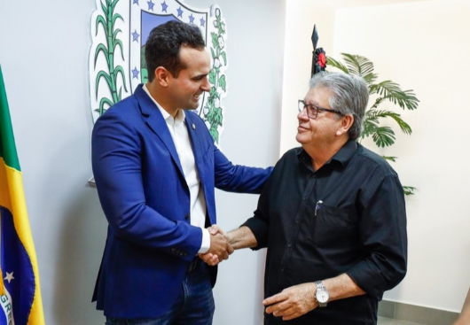 Lucas Ribeiro toma posse como governador