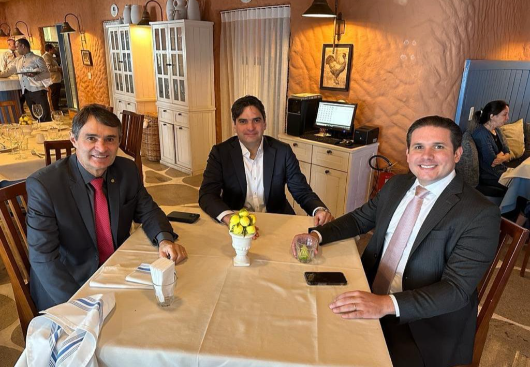 Romero Rodrigues durante almoço com Murilo Galdino e Hugo Motta.