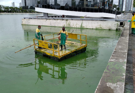 Prefeitura de Campina Grande faz limpeza no Açude Velho