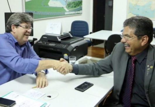 João Azevêdo agradece apoio de Galdino