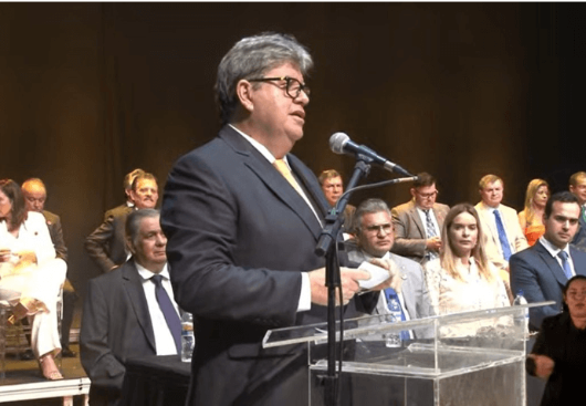 João Azevêdo assina contratos