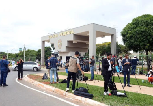 Imprensa mundial noticia a prisão do ex-presidente Jair Bolsonaro