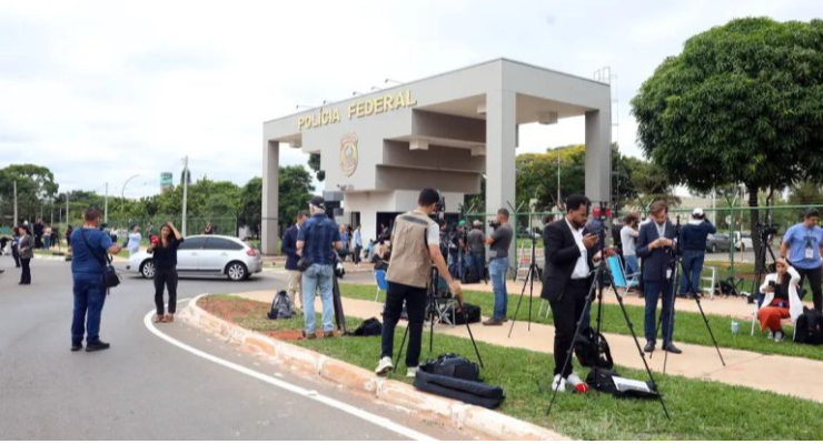 Imprensa mundial noticia a prisão do ex-presidente Jair Bolsonaro