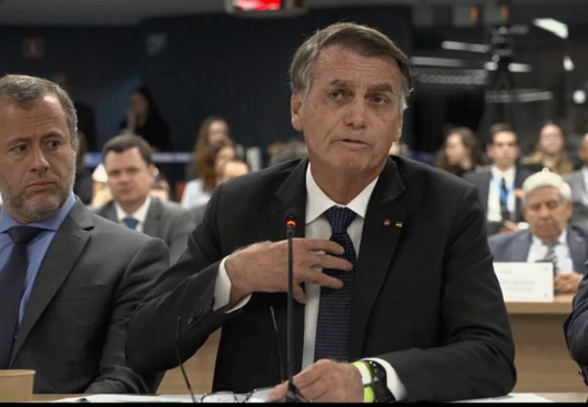 Bolsonaro, generais e almirante podem perder postos e patentes; entenda