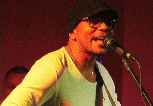 Em novo disco, cantor Emerson Uray lança 