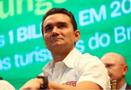 Ministro é expulso de partido após descumprir ordem para deixar governo Lula